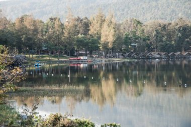 Tayland 'ın Chiangmai ilindeki Huay Tueng Tao gölünün manzara manzarası.