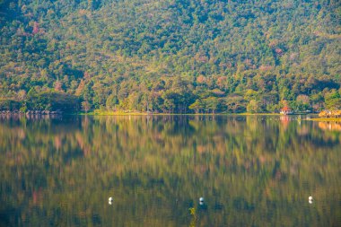 Tayland 'ın Chiangmai ilindeki Huay Tueng Tao gölünün manzara manzarası.