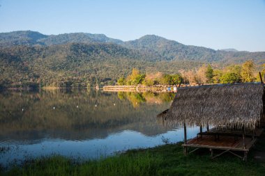 Tayland 'ın Chiangmai ilindeki Huay Tueng Tao gölünün manzara manzarası.