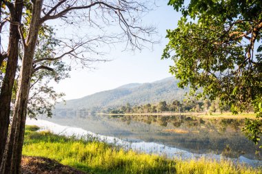 Tayland 'ın Chiangmai ilindeki Huay Tueng Tao gölünün manzara manzarası.
