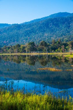 Tayland 'ın Chiangmai ilindeki Huay Tueng Tao gölünün manzara manzarası.