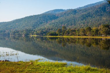 Tayland 'ın Chiangmai ilindeki Huay Tueng Tao gölünün manzara manzarası.