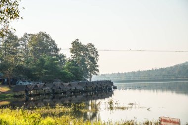 Tayland 'ın Chiangmai ilindeki Huay Tueng Tao gölünün manzara manzarası.