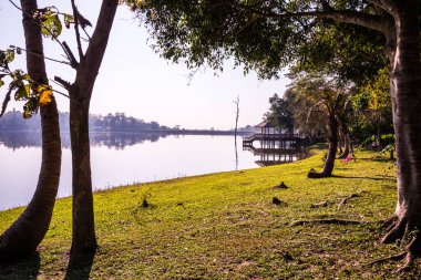 Tayland 'ın Chiangmai ilindeki Huay Tueng Tao gölünün manzara manzarası.
