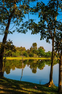 Tayland 'ın Chiangmai ilindeki Huay Tueng Tao gölünün manzara manzarası.