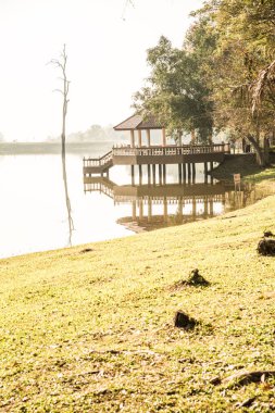 Tayland 'ın Chiangmai ilindeki Huay Tueng Tao gölünün manzara manzarası.
