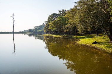 Tayland 'ın Chiangmai ilindeki Huay Tueng Tao gölünün manzara manzarası.