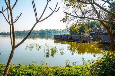 Tayland 'ın Chiangmai ilindeki Huay Tueng Tao gölünün manzara manzarası.