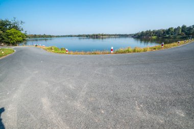 Chiangmai, Tayland 'da Huay Tueng Tao Gölü' nün yanındaki yol..