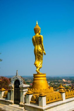 Phra 'da yürüyen altın Buda heykeli. Khao Noi tapınağı, Tayland.