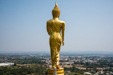 Phra 'da yürüyen altın Buda heykeli. Khao Noi tapınağı, Tayland.