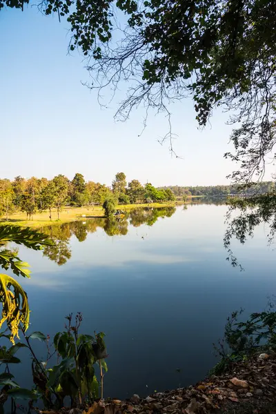 Tayland 'ın Chiangmai ilindeki Huay Tueng Tao gölünün manzara manzarası.