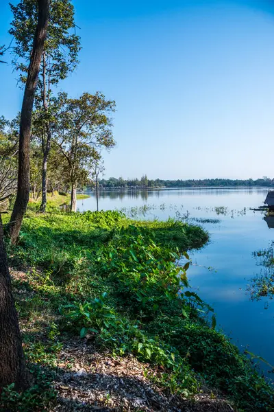 Tayland 'ın Chiangmai ilindeki Huay Tueng Tao gölünün manzara manzarası.