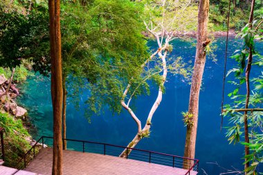 Lom Phu Khew ya da Tham Phatai Ulusal Parkı 'ndaki Mavi Göl, Lampang Eyaleti.