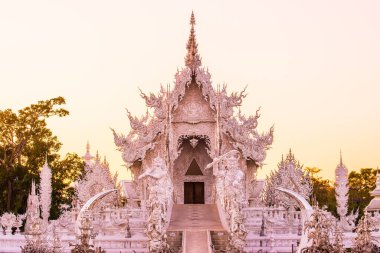 Tayland 'ın Chiang Rai bölgesindeki Rong Khun tapınağı..