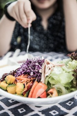 Masada soslu tavuk salatası, Tayland.