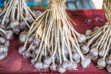 Taze sarımsak ve kırmızı bez, Tayland.