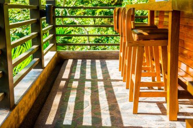 Parkta modern ahşap sandalyeler, Tayland.