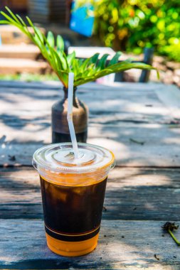 Sofrada modern vazoyla buzlu sütlü çay, Tayland.