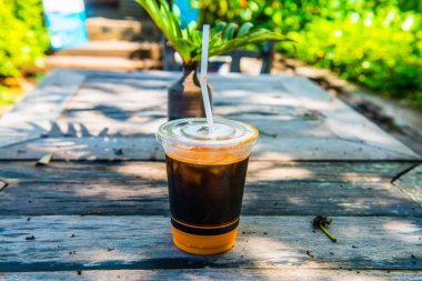 Sofrada modern vazoyla buzlu sütlü çay, Tayland.