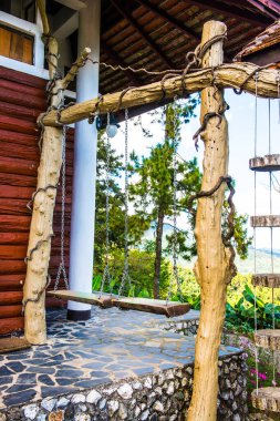 Dağda, Tayland 'da sallanıyor.