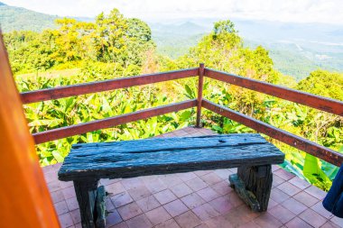 Tayland 'daki dağ manzaralı ahşap bank..