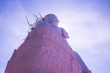 Beyaz Buda heykeli, Tayland 'daki Phra Maeyen tapınağında yapım aşamasında..