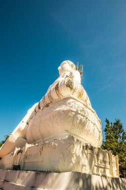 Beyaz Buda heykeli, Tayland 'daki Phra Maeyen tapınağında yapım aşamasında..