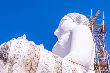 Beyaz Buda heykeli, Tayland 'daki Phra Maeyen tapınağında yapım aşamasında..