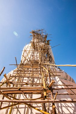 Beyaz Buda heykeli, Tayland 'daki Phra Maeyen tapınağında yapım aşamasında..
