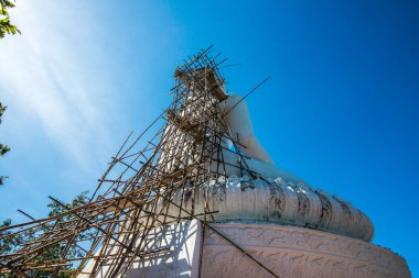 Beyaz Buda heykeli, Tayland 'daki Phra Maeyen tapınağında yapım aşamasında..