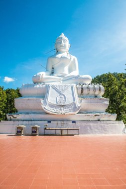 Beyaz Buda heykeli, Tayland 'daki Phra Maeyen tapınağında yapım aşamasında..
