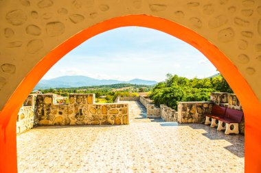 Çin stili kapı çerçevesi. Tayland 'daki Santichon köyünün üst manzaralı..