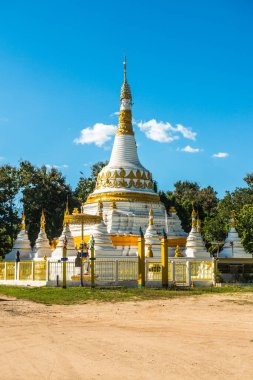 Güzel beyaz pagoda adlı Luang Tapınak, Tayland.