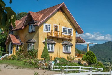 Pai City, Tayland 'daki sarı ev..