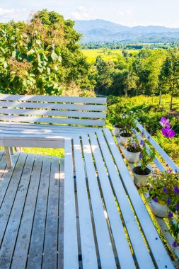 Doğal manzaralı beyaz bank, Tayland.