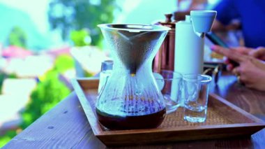 Chiang Rai vilayetindeki Pha Hi Village 'da Drip Coffee' nin Slow Motion videosu..