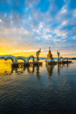 Beyaz Naga heykeli Kwan Phayao, Tayland 'da.