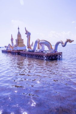 Beyaz Naga heykeli Kwan Phayao, Tayland 'da.