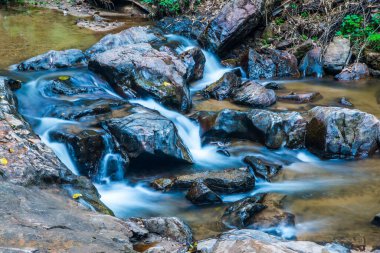 Mork Fa Şelalesi 'nde su akıyor, Tayland.
