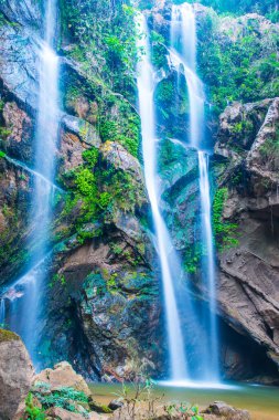 Tayland 'ın Chiangmai ilinde Mork Fa şelalesi.