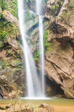 Tayland 'ın Chiangmai ilinde Mork Fa şelalesi.