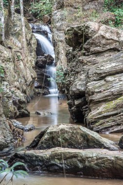 Mork Fa şelalesinin manzarası, Tayland.