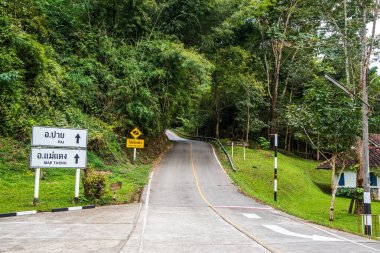 Tayland 'daki dağda küçük bir yol.