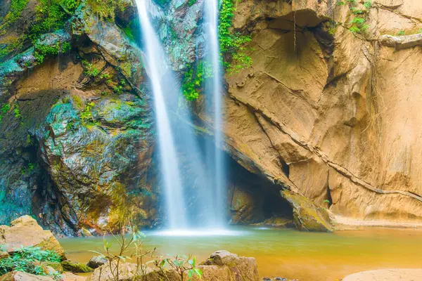 Tayland 'ın Chiangmai ilinde Mork Fa şelalesi.