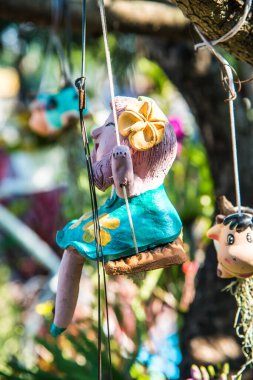 Parkta seramik oyuncak bebek, Tayland.