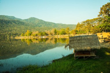 Tayland 'ın Chiangmai ilindeki Huay Tueng Tao gölünün manzara manzarası.