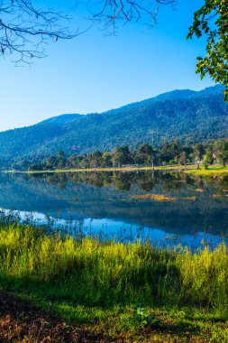 Tayland 'ın Chiangmai ilindeki Huay Tueng Tao gölünün manzara manzarası.