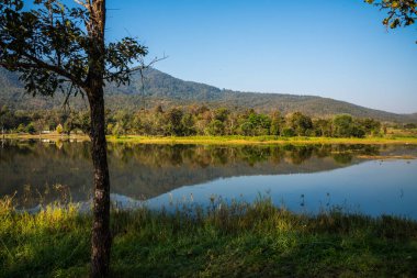 Tayland 'ın Chiangmai ilindeki Huay Tueng Tao gölünün manzara manzarası.