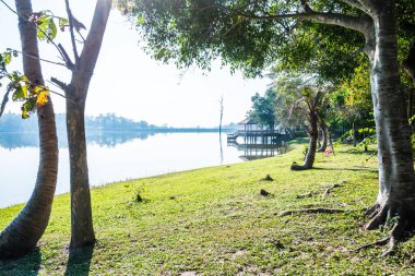 Tayland 'ın Chiangmai ilindeki Huay Tueng Tao gölünün manzara manzarası.